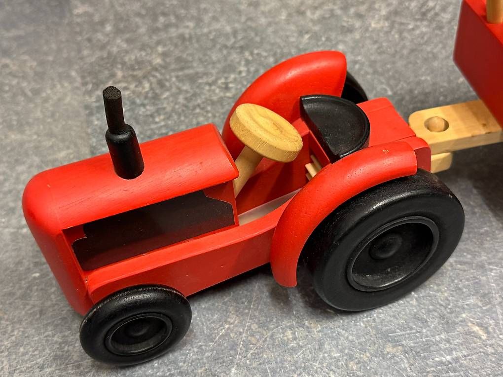 Spielzeuge: Holztraktor mit Anhänger – Gebraucht aus Bachenbülach von photomoments 2