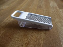 Kleine Reibe mit Behälter, neu /unbenutzt