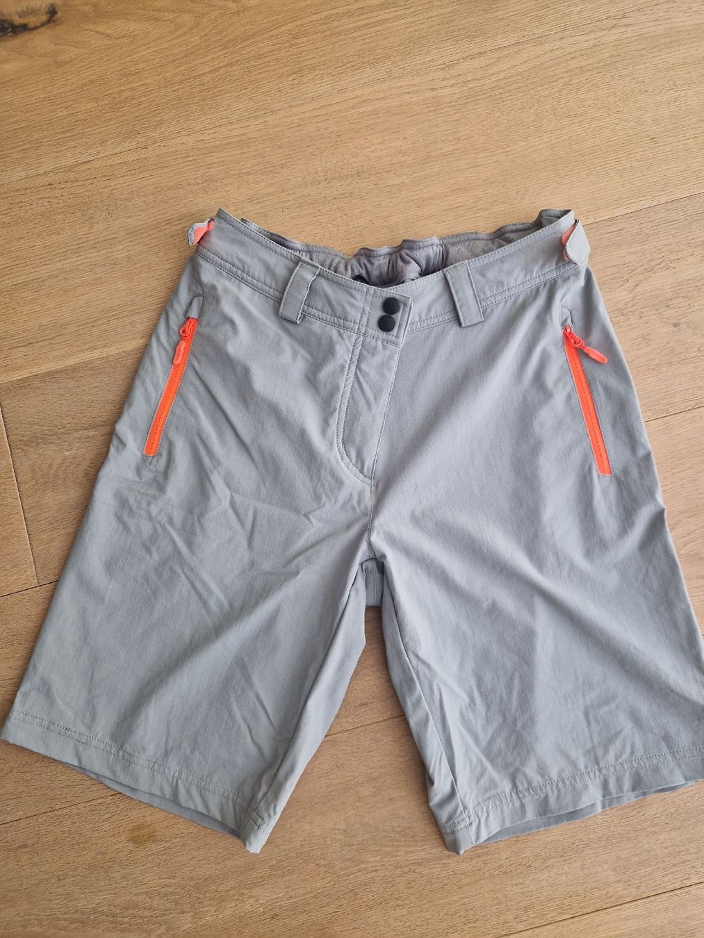 Ziener Hosen: Ziener Shorts Grau Gr. 40 – Gebraucht aus St. Gallen von Flames1