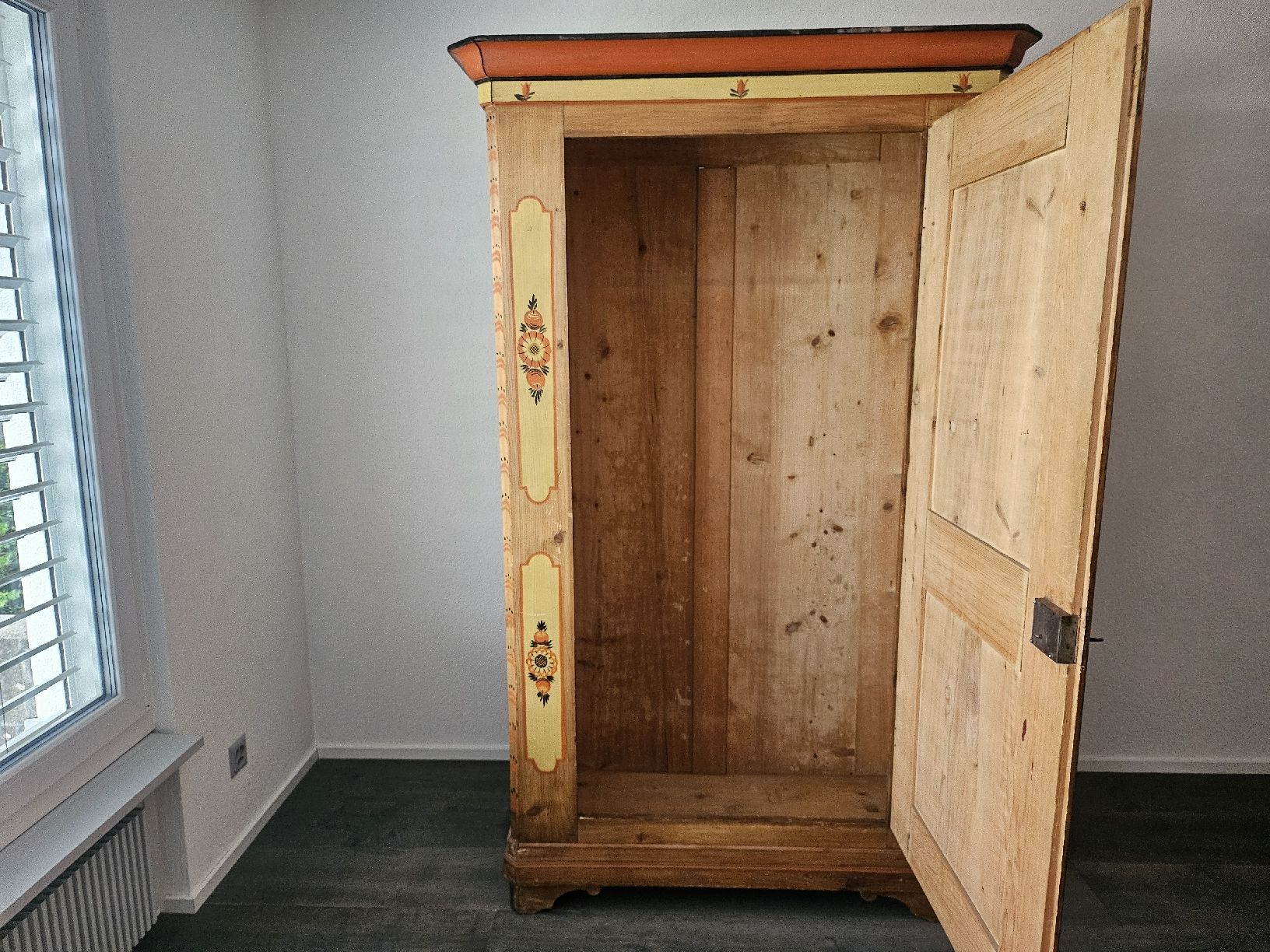 Armadi: Antiker Tannenschrank – Usato da Jona venduto da trearte01 1