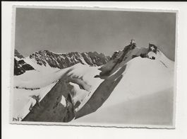 AK ca.1950 Jungfraujoch , Plateau + Sphinx + Grosser Fahne