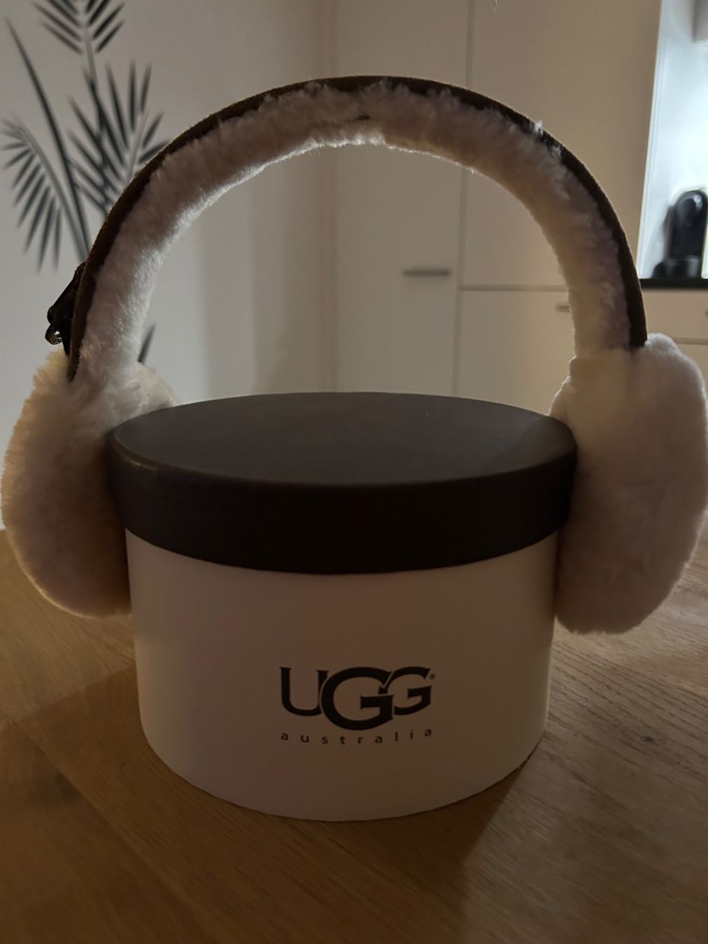 Ugg Copricapi, berretti & cappellini: Ugg Ohrenschützer, Braun , NEU – Nuovo e nell'imballaggio originale da Pratteln venduto da Fashionette.D.D. 3