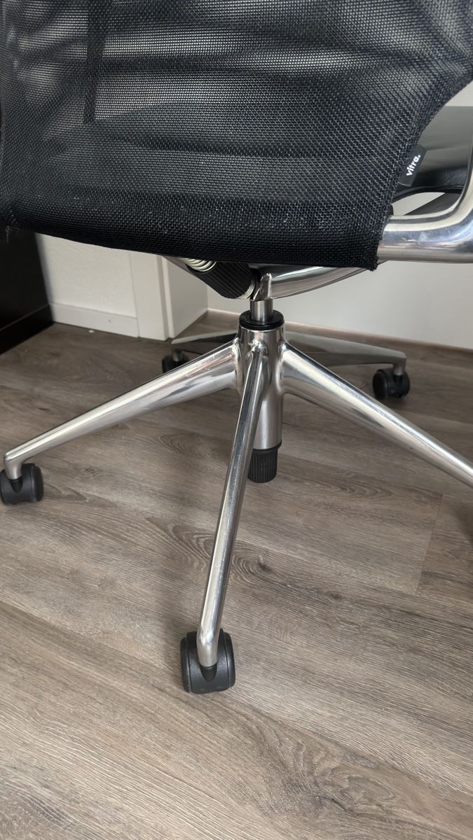 Vitra Sedie: Vitra Meda Chair Leder mit Rollen – Usato da Wolfwil venduto da Poulet60 5
