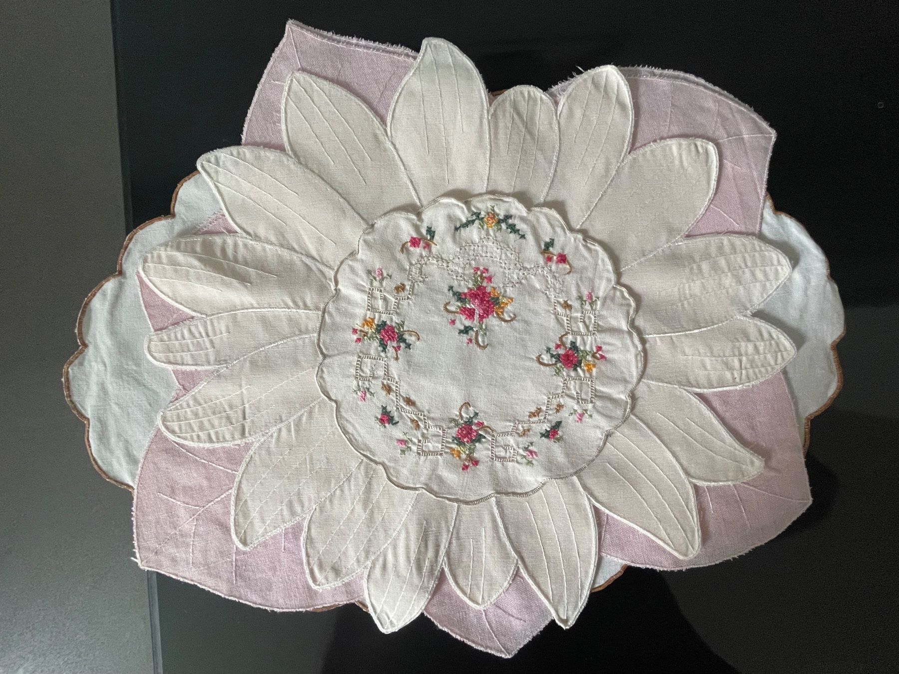 Altra biancheria da tavola: 5 bestickte Deckchen, Sets mit Blumenmuster, Vintage Deko – Usato da Winkel venduto da Kade50 5