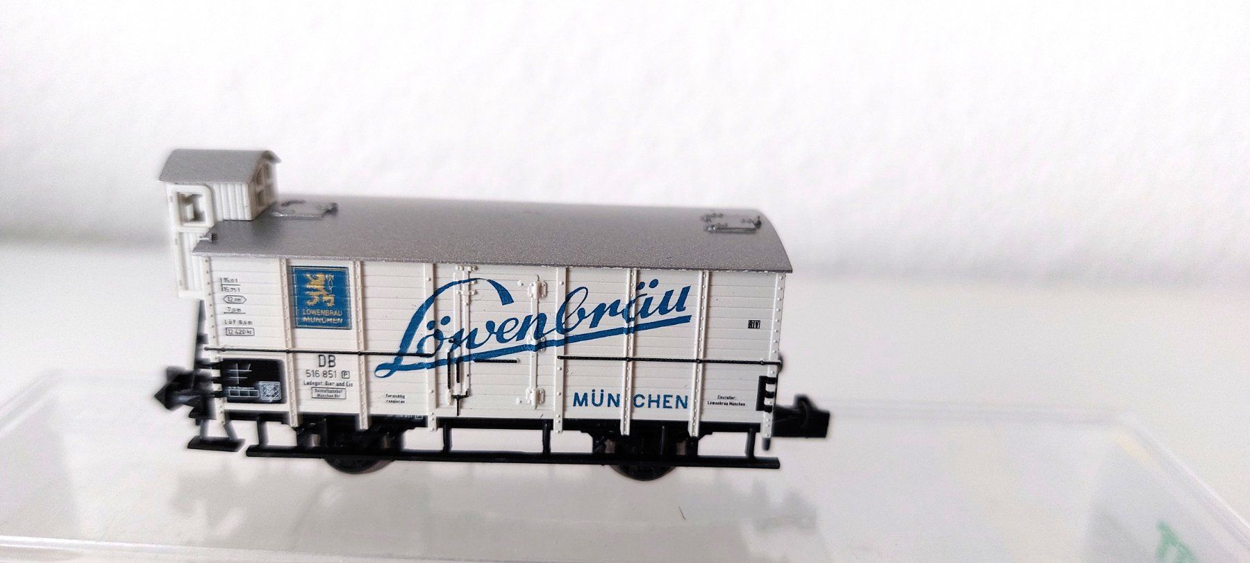 Trix Modelleisenbahnen: Minitrix 15927 Gedeckter Güterwagen mit Bremserhaus DB – Neu und originalverpackt aus Biberist von Ntrains 1