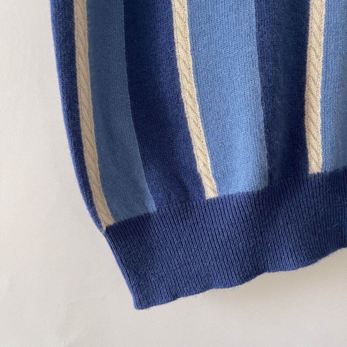 Gilet & Giacche: FERU Cashmere Vest – Nuovo e nell'imballaggio originale da Freienbach venduto da Avviivva_Shop 2