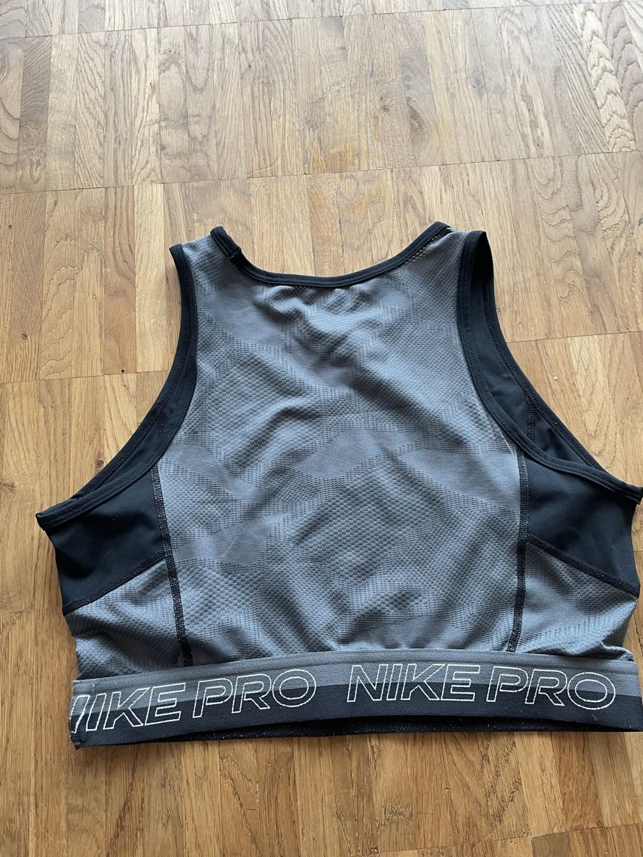 Nike Tops: Nike Sport crop top Größe S – Gebraucht aus Männedorf von bluebird35 1