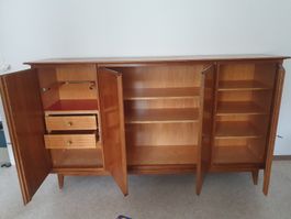Sideboard mit vier Türen und Schubladen