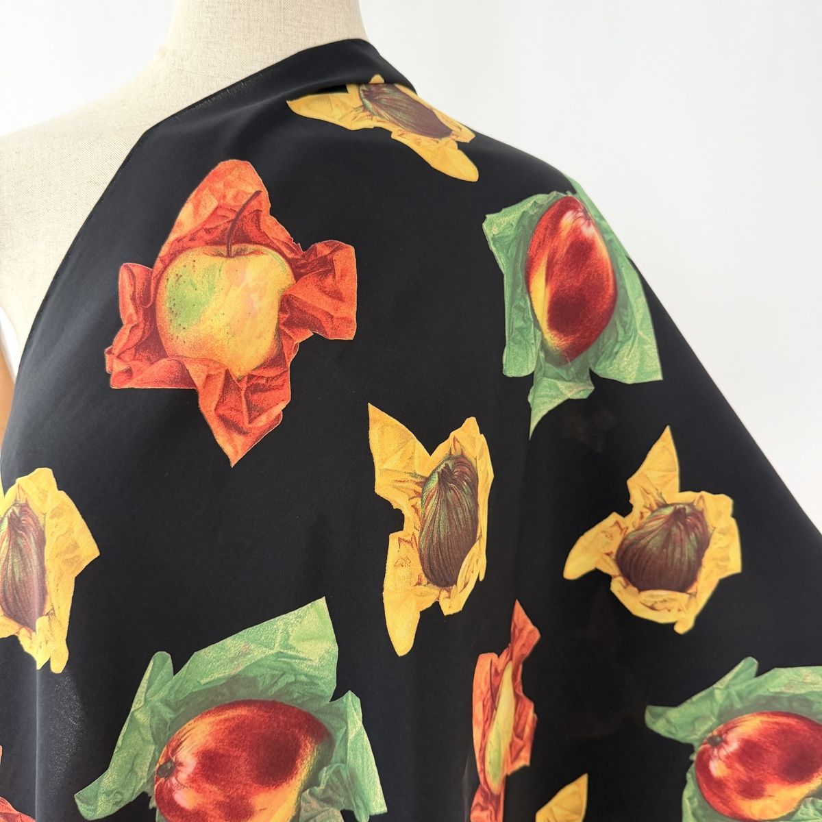 Fabric Frontline Foulards & écharpes: FABRIC FRONTLINE Vintage Silk Scarf – Neuf (Voir description) à Freienbach par Avviivva_Shop 1