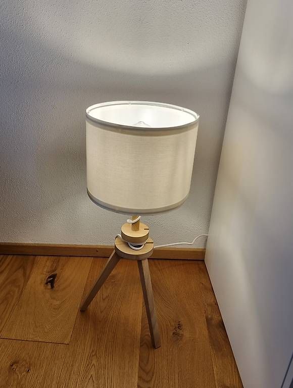 Lampade: Schöne kleine Stehlampe – Usato da Wiedlisbach venduto da anbo47