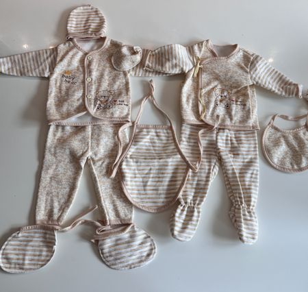 2 Unisex Baby-Outfits – Gr. 62 (3 Mt.)