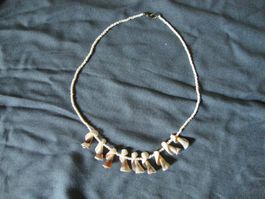 Kette mit Muscheln und Glasperlen