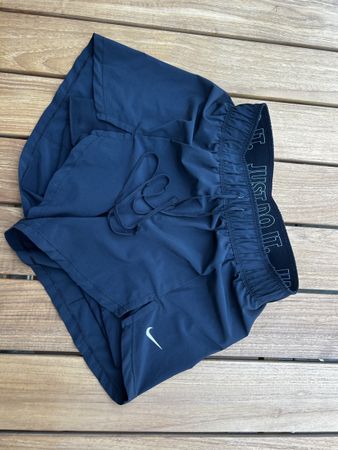 Nike Shorts Gr.xs 2 in 1 schwarz