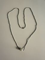 Kette hellgrau mit Stein