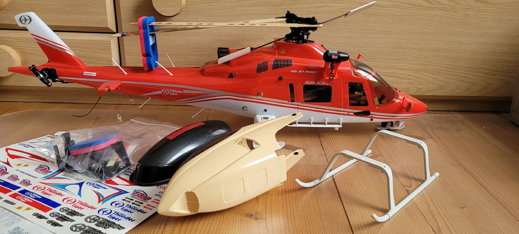 Thunder Tiger RC Kits de montage: RC Thunder Tiger MINI TITAN E325 mit Agusta A109K2 fuselage – D'occasion à Mastrils par csbeko 5