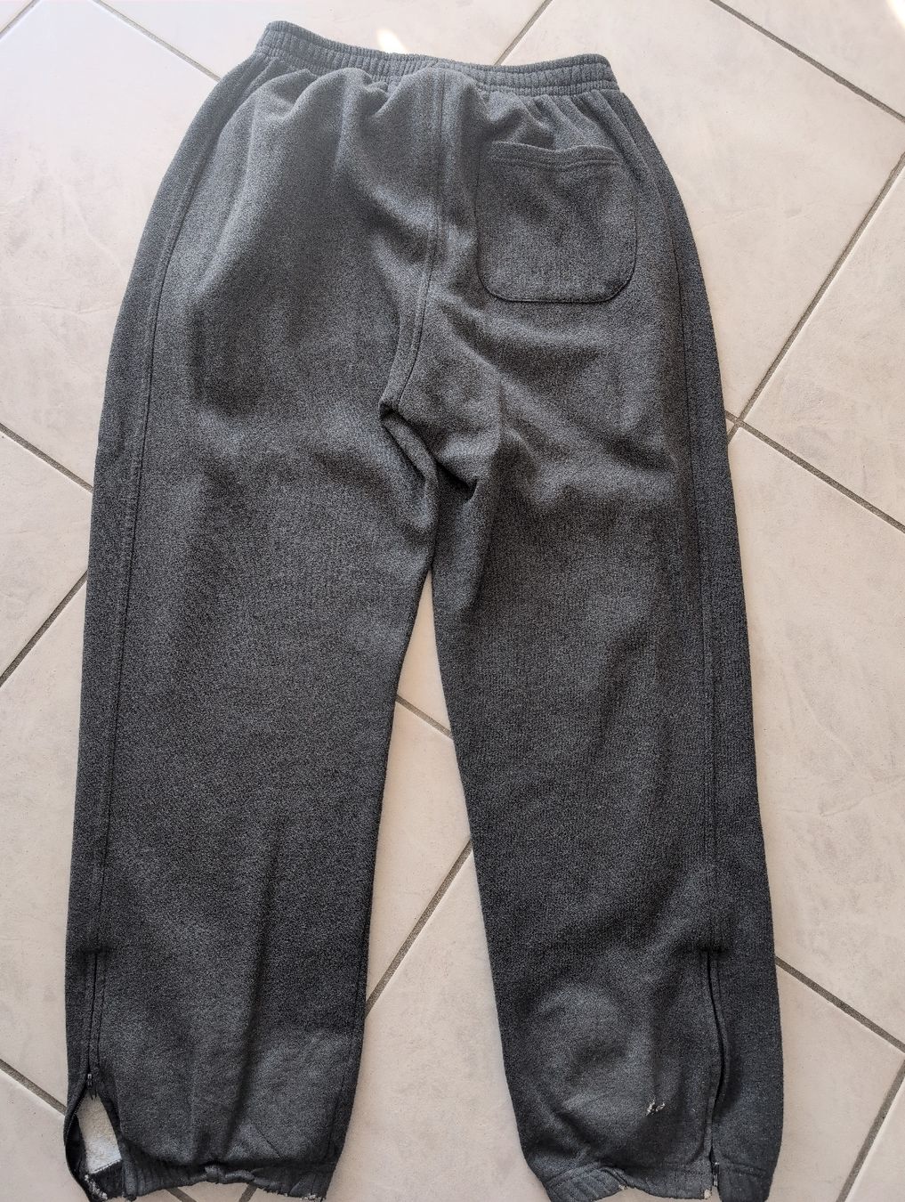 Urban Outfitters Pantaloni: pantalon de training – Usato da CORMINBOEUF venduto da savaja 2
