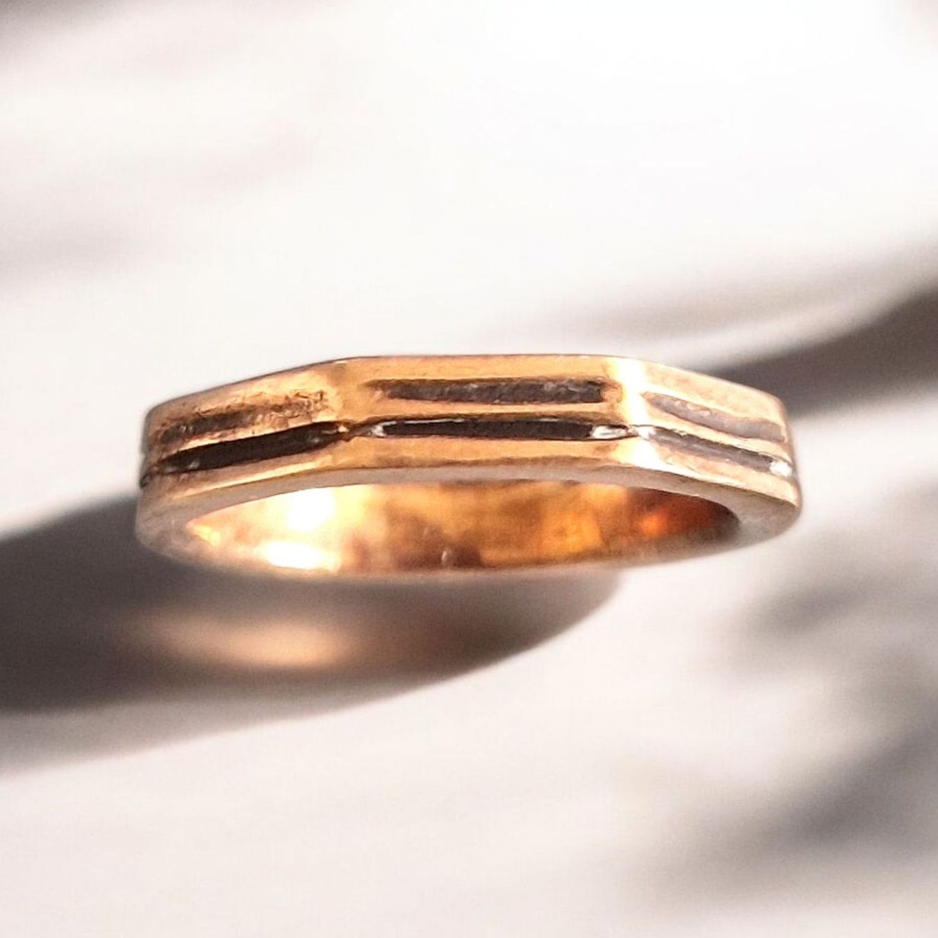 Anelli: Bronze-Ring achteckig, gerillt, Gr. 47.5 – Nuovo e nell'imballaggio originale da Aarau venduto da Schmuckhoehle_MD 5