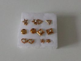 6 Paar Ohrstecker (rot)goldfarbig (u.a. Stern,Herz, Dreieck)