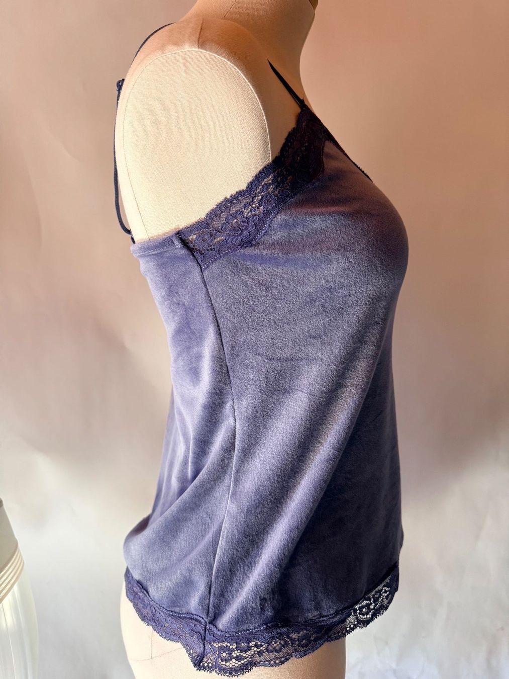 Hunkemöller Top: HUNKEMÖLLER, Cami VELOURS Scallop, Grösse M, Farbe Lila – Nuovo e nell'imballaggio originale da Rudolfstetten venduto da gst_g7xl 2