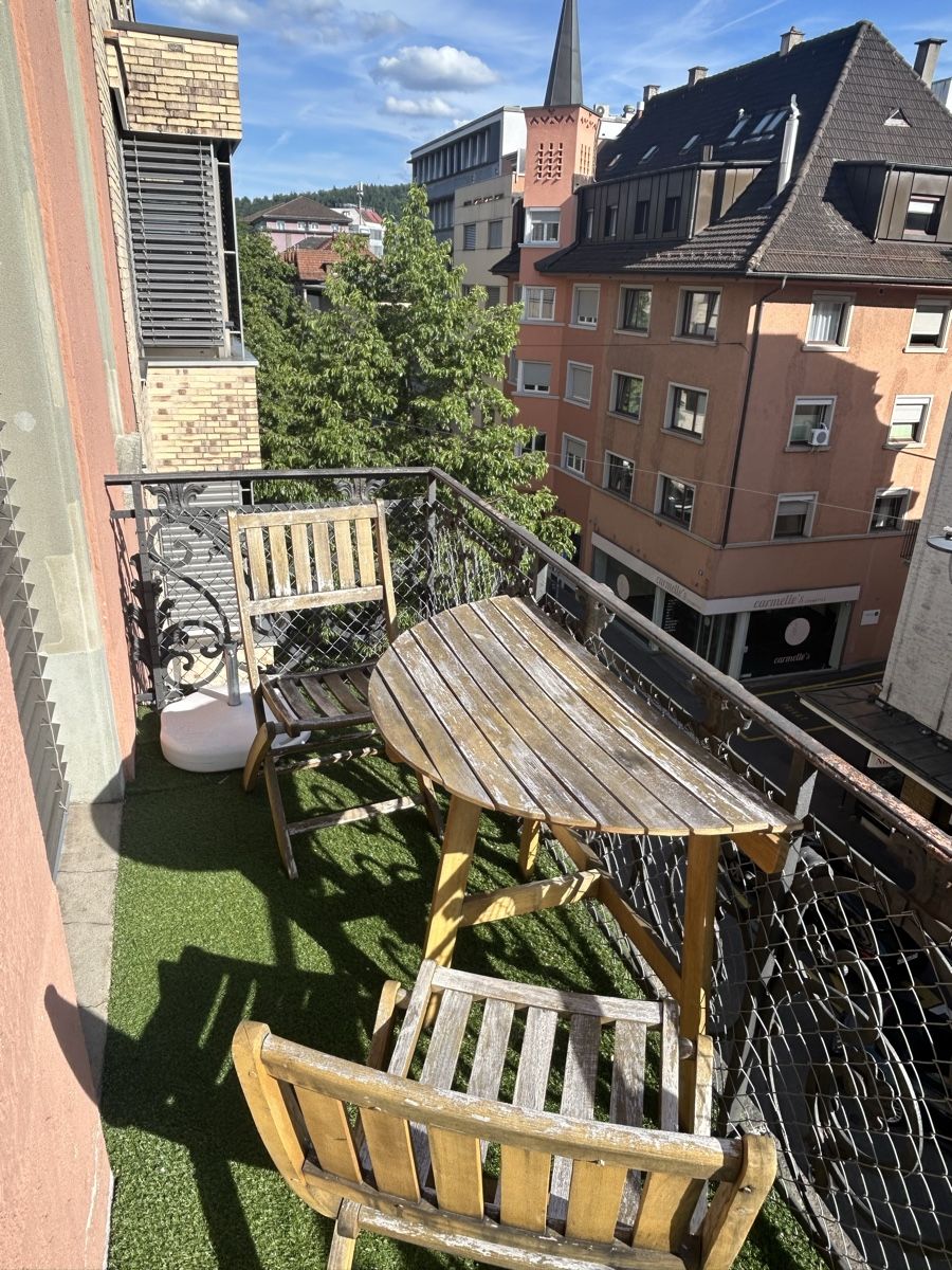 Set di tavolo e panche: Balkonmöbel-Set aus Holz – Usato da Zürich venduto da enz_cf8l
