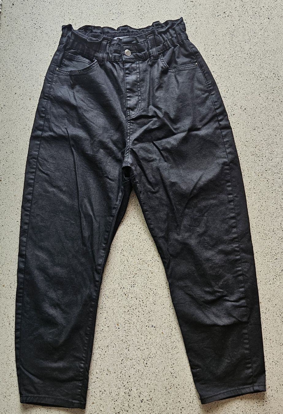 Zara Pantaloni: schwarze Hose in Lederoptik – Usato da Zizers venduto da Natascia.Lentini