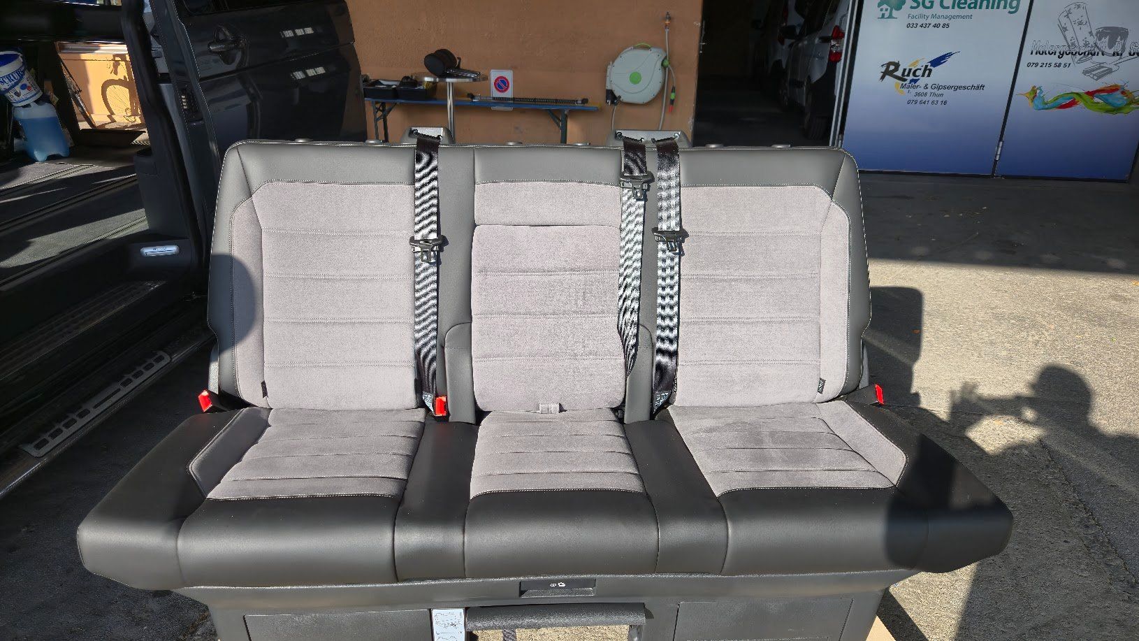 Volkswagen Tutti i ricambio: VW T6.1 Multivan Sitzbank Alcantara Palladium grau – Usato da Steffisburg venduto da Kruemmel6 3