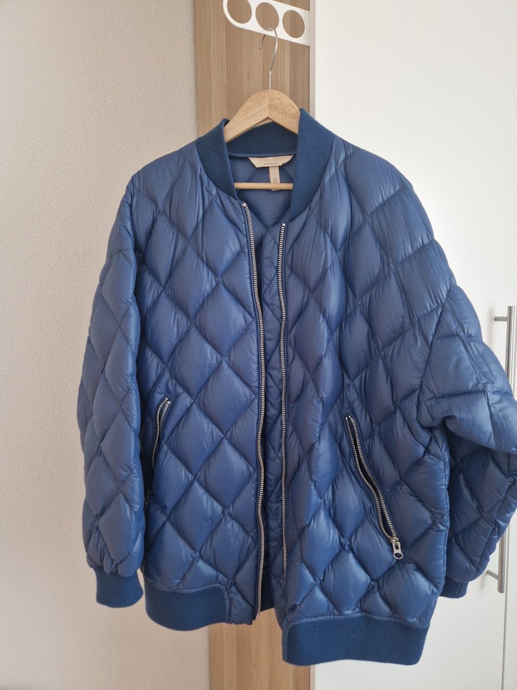 H&M Jacken: H&M Daunenjacke Bomber Oversize Gr. M, blau gesteppt – Gebraucht aus Erlinsbach SO von ULIKH 3