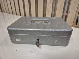 Geldkassette Metall grau mit Schlüssel gebrauchter Zustand