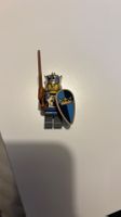 Lego Ritter Figur blau mit Krone und Ruestung