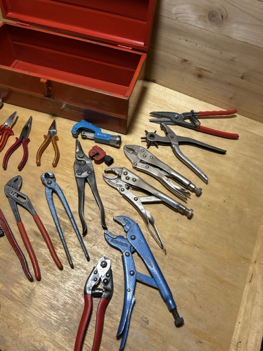 Alle Werkzeuge: Boîte outils divers  – Gebraucht aus Corcelles NE von Avossouhaits 1