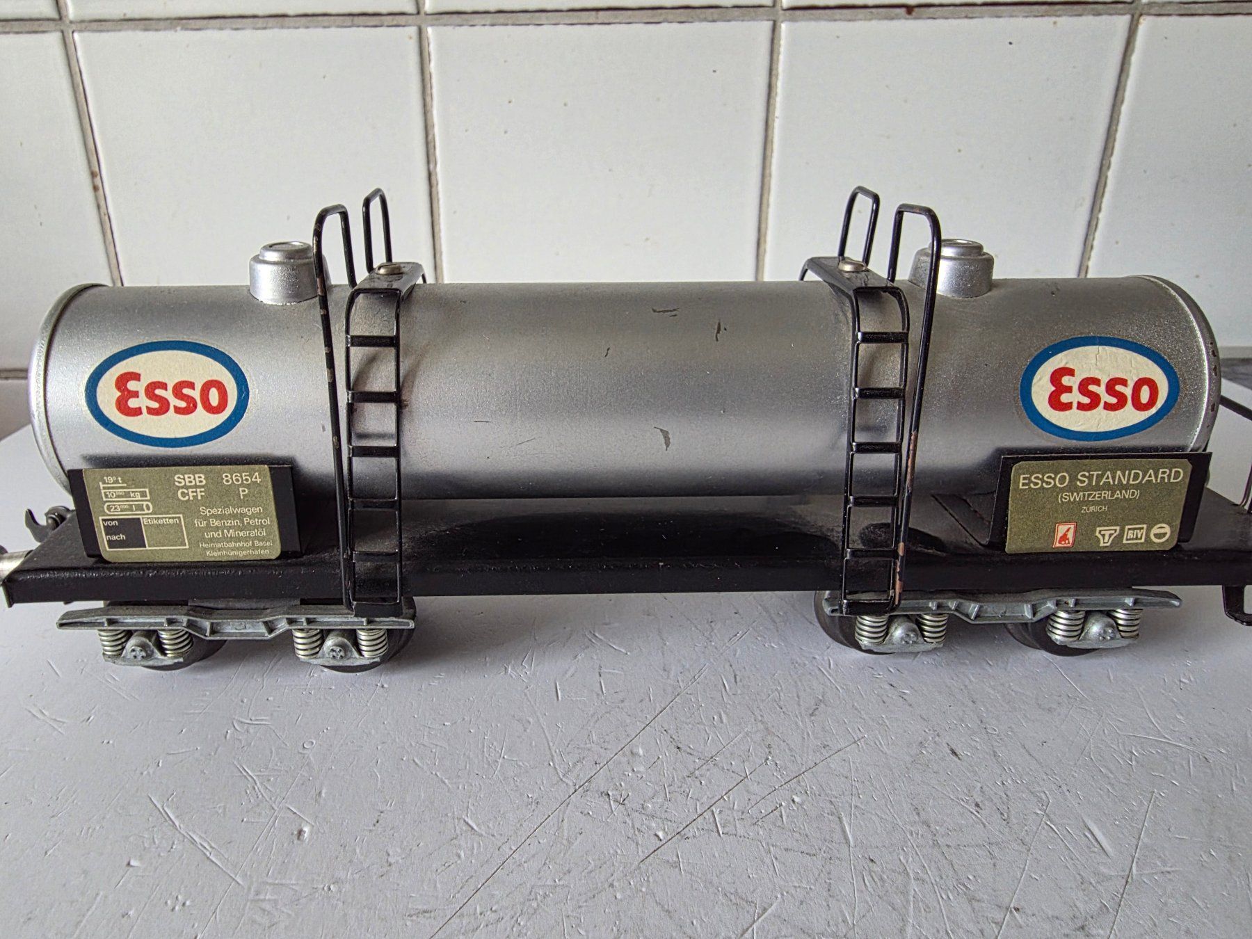 Buco Modellini di ferrovie: BUCO Tankwagen, 4-achsig, "Esso" – Usato da Seuzach venduto da Loeckeli01 2