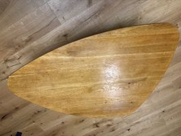 Echt-Holztisch oval geformt mit drei Beinen