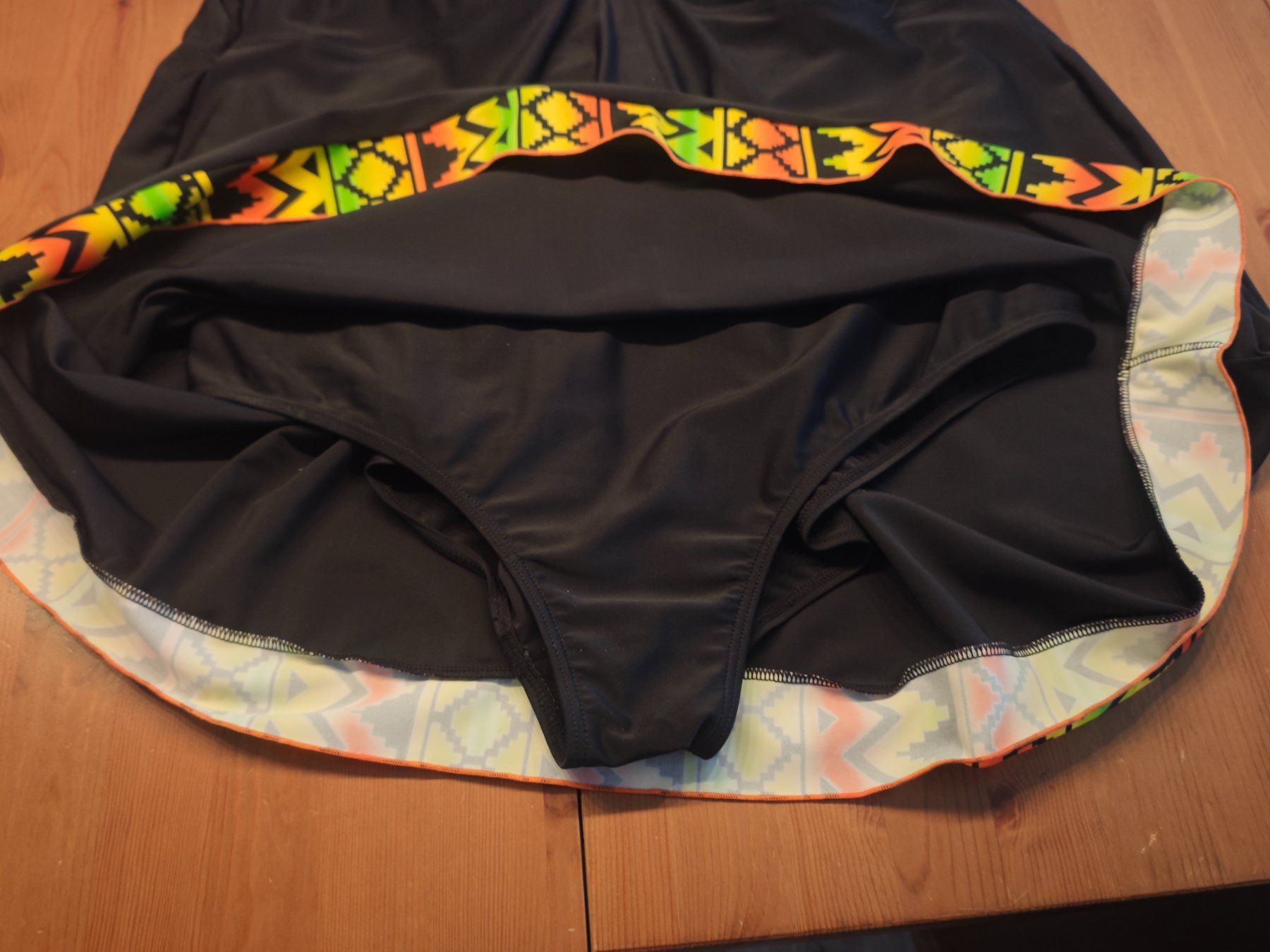 Costumi da bagno & Bikini: Badeanzug mit integriertem Röckchen schwarz/bunt – Usato da Zetzwil venduto da bugkeeper 2