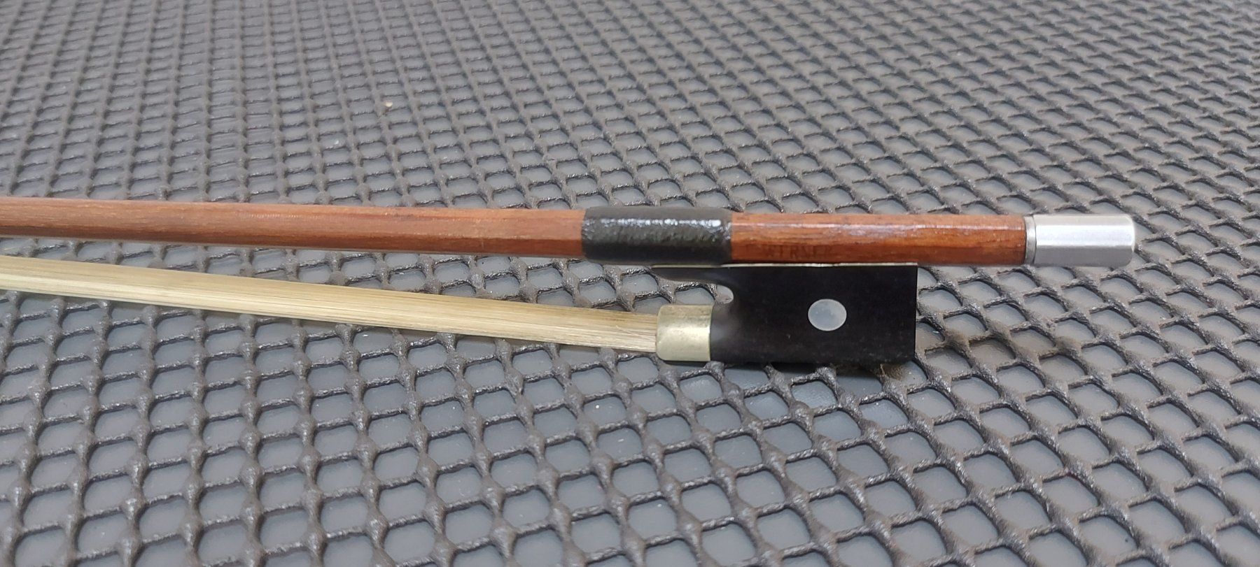 Strumenti musicali: 4/4 Geigenbogen E.WERNER fernambuco 73,5 cm , 55 gr. – Usato da Glattbrugg venduto da Swissmusik 1