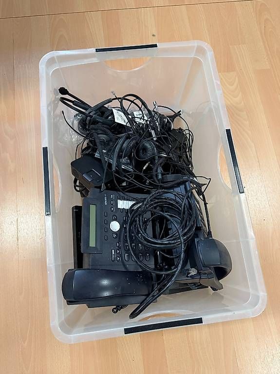 Telefone: Diverse Büromöbel und Telefone – Gebraucht aus Steffisburg von ric_zg6b 1