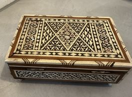 Alte Spieluhr Intarsien – Perlmutt & Knochen – Swiss Made