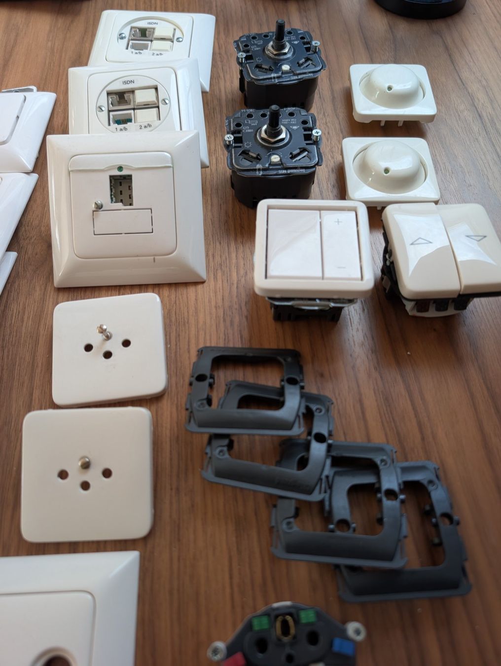 Legrand Interruttori: Legrand Steckdosen, Schalter, Taster, Dimmer, Deckel – Usato da Uster venduto da pat_69mq 2