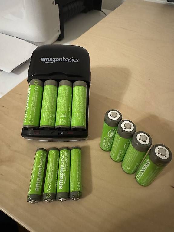 Batterie: AmazonBasics Akku-Set ? 12 Akkus + Ladegerät (AA & AAA) – Usato da Zürich venduto da pfu_v5ps