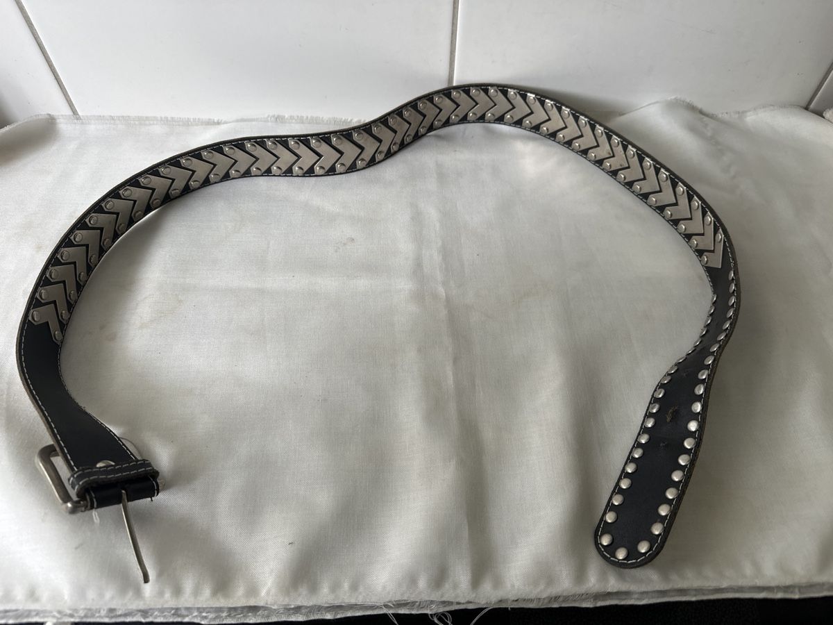 Cinture: Schwarzer Nietengürtel, cooles Design - ein Must-have! – Usato da Zürich venduto da Chaeffeler