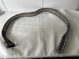 Schwarzer Nietengürtel, cooles Design - ein Must-have!