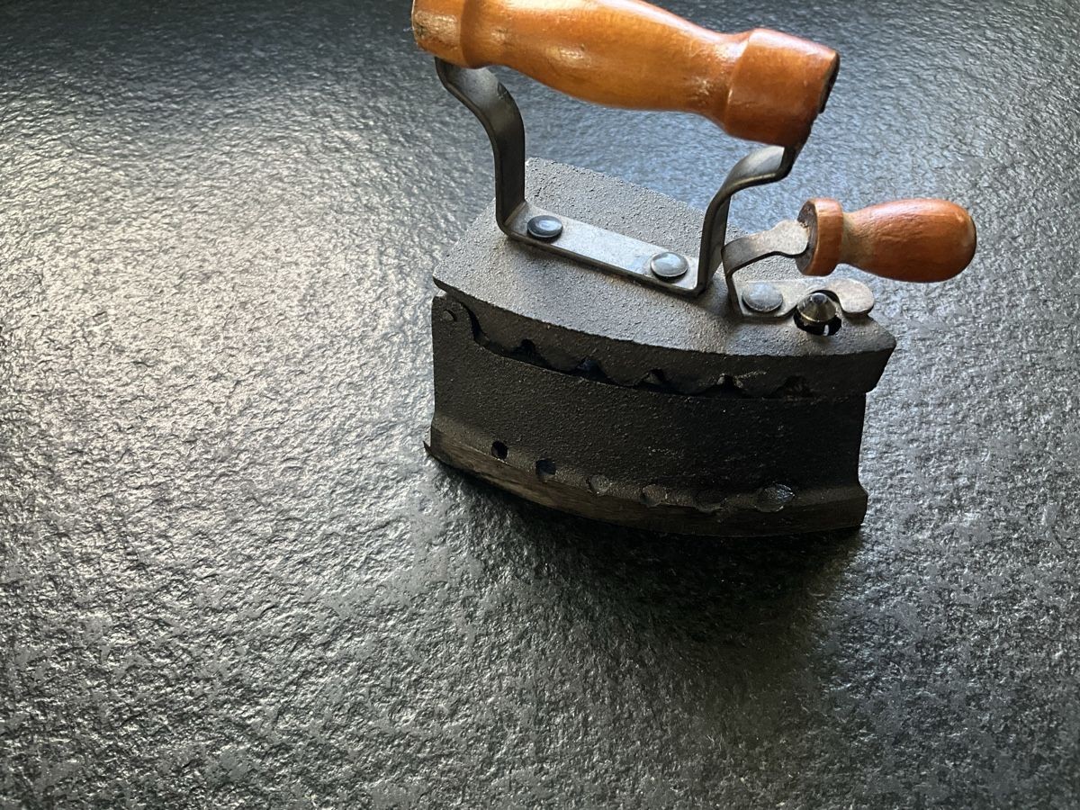 Ferri da stiro: Mini Antikes Bügeleisen, mit Holzgriff – Usato da möhlin venduto da Suter1234 2