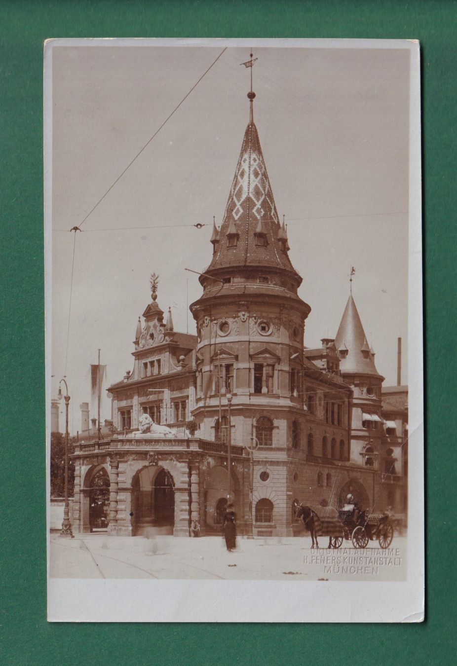 Cartoline postali: Foto - MÜNCHEN - Löwenbraukeller - Kutsche // Falte // – Usato da Pully venduto da nicecards-shop