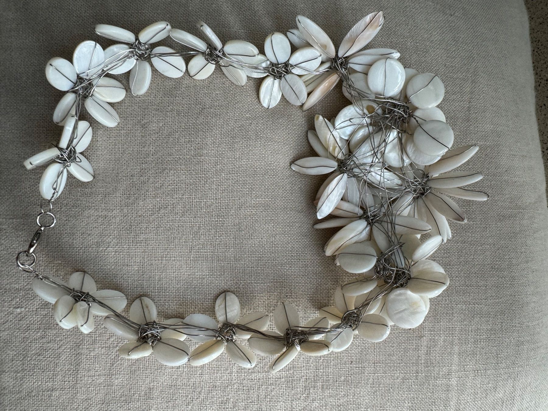 Ketten: Halskette mit Blumen aus Perlmutt weiss – Neu (gemäss Beschreibung) aus Brütten von Rod816 8