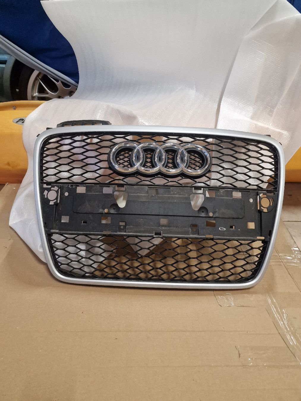 Audi Tutti pezzi di ricambio auto: RS4 b7 -Calandre Original – Usato da Lausanne venduto da Shei2014