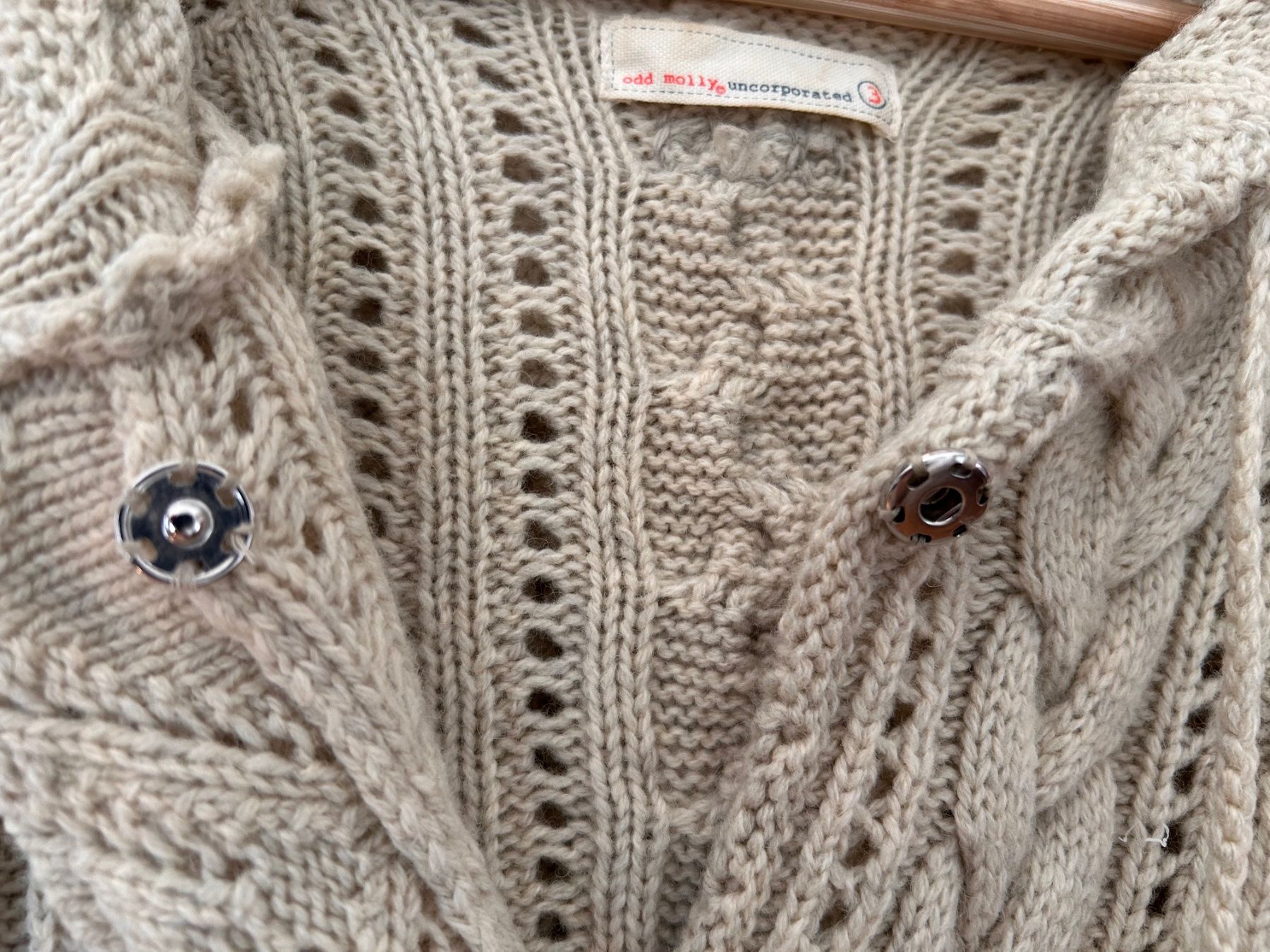 Odd Molly Giacche: Odd Molly Strickjacke mit Kapuze, Grösse 3 – Usato da St.Gallen venduto da cbr_5mvv 2