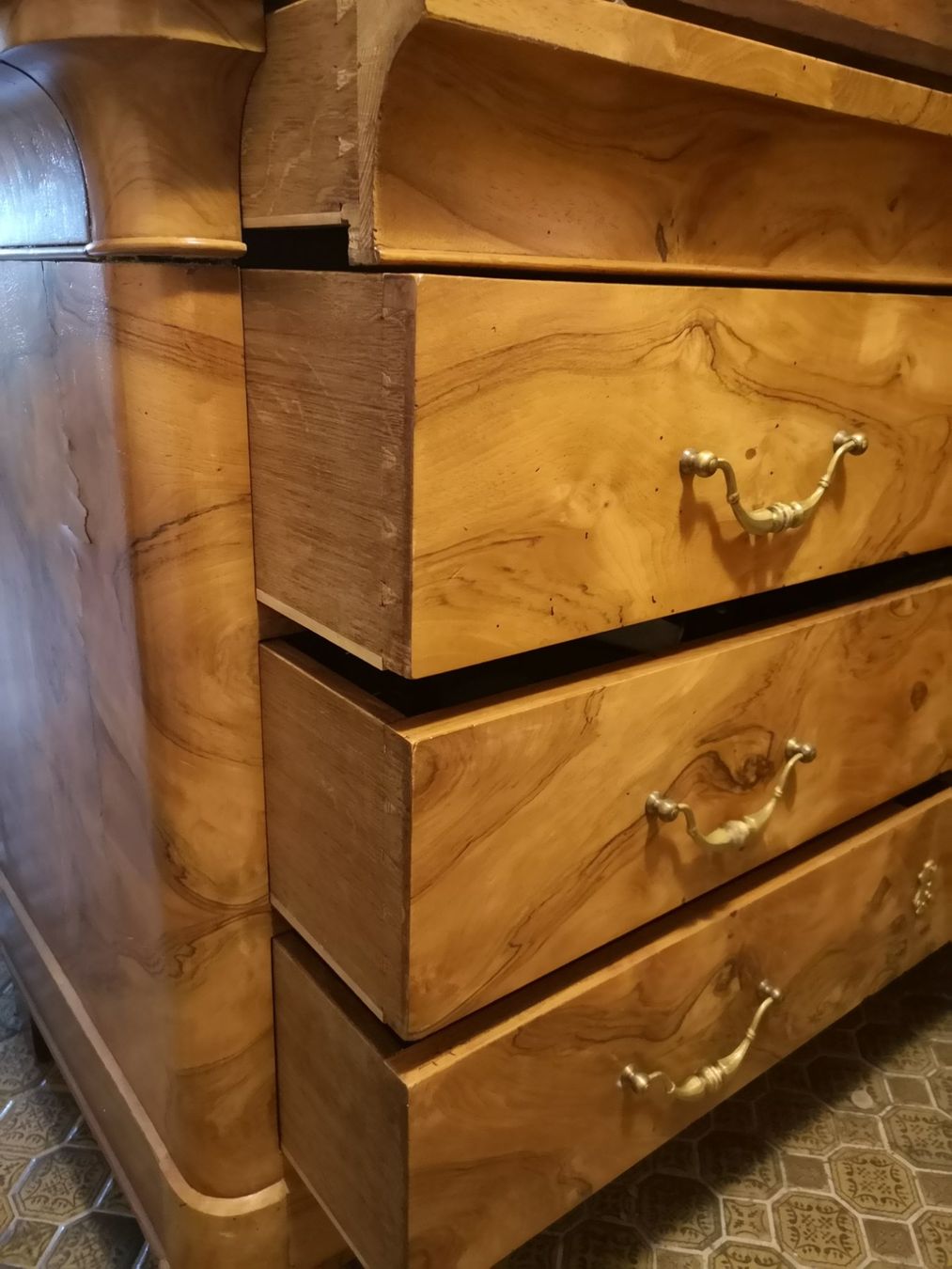 Cassettiere: Superbe commode massive ancienne – Usato da Conthey venduto da Cathlouz 2