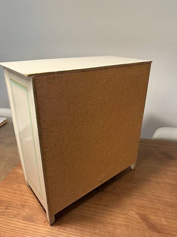 Giocattoli: Vintage Puppenschrank mit Kleidchen – Usato da Rütihof venduto da Dniz 2