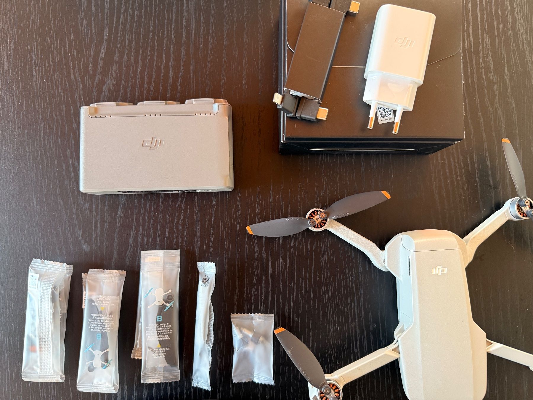 DJI RC Kits de montage: Neuwertige Drohne Dji Mini 2 Fly More Combo – D'occasion à Pohlern par Deskjet4 4