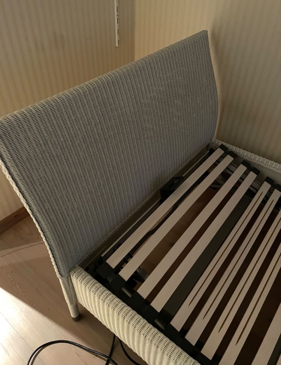Betten: Weisses Rattan Bett mit Lattenrost – Gebraucht aus Kirchdorf AG von Sigfadir
