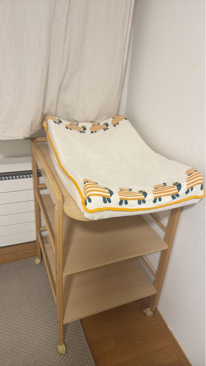 Wickeltisch & Zubehör: Used baby changing table and the pad – Gebraucht aus Uitikon Waldegg von tdgg
